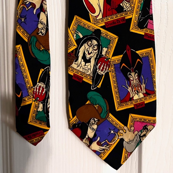 Disney Tie - Villains 100% Silk - Picture 4 of 5